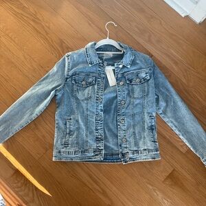Women’s stretchy fitted denim jacket/short.